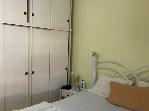 Excelente casa en 2 plantas con cochera pasante fondo pileta y depto de 2 ambientes al contrafrente