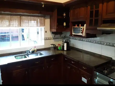 Casa en venta - 4 Dormitorios 3 Baños - 240mts2 - Nueva Pompeya