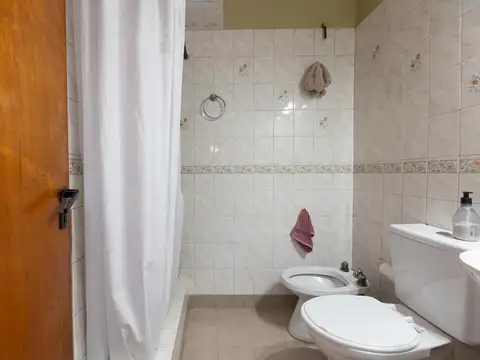 VENTA PH 5 AMBIENTES CON PATIO EN CASEROS