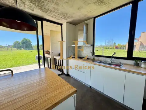 Casa en Venta con 3 cocheras