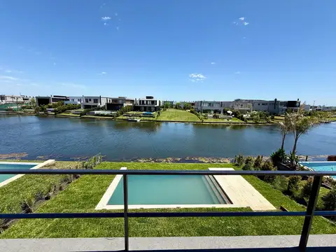 Casa en venta a la laguna en Carpinchos, Nordelta