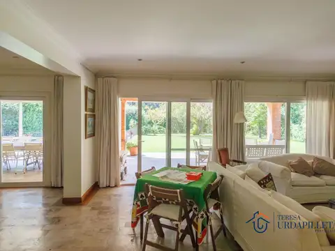 Casa 9 ambientes con 3 baños