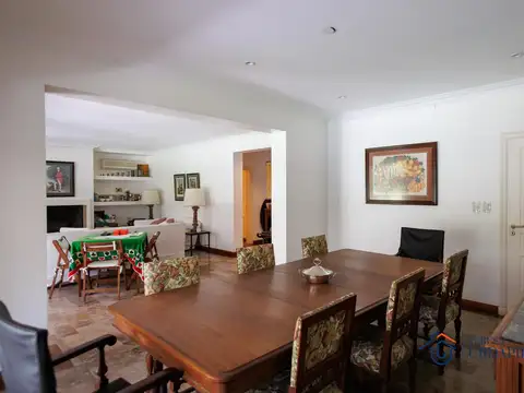 Casa en Venta con 3 cocheras