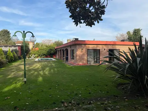 ALQUILER ANUAL - Casa 4 dormitorios con pileta - Bella Vista