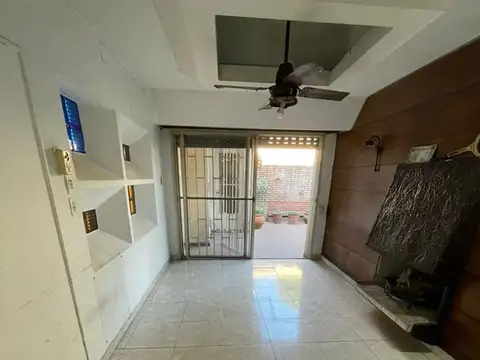Casa 7 ambientes con 2 baños