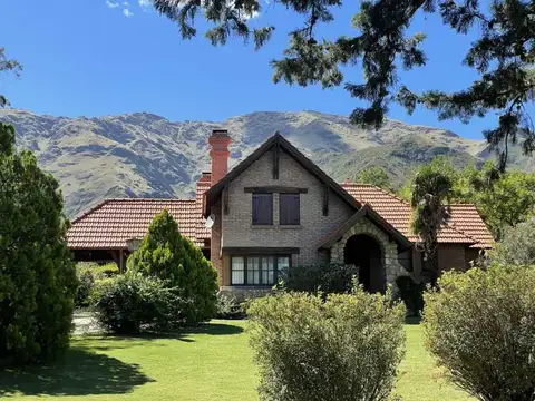 Casa en Venta con 4 cocheras