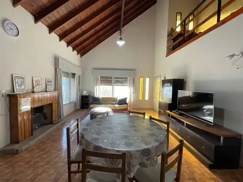 Casa 4 ambientes con 2 baños