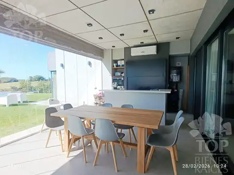 MODERNA CASA AL GOLF CON ESPEJO DE AGUA