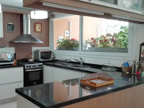 Casa 6 ambientes con 5 baños