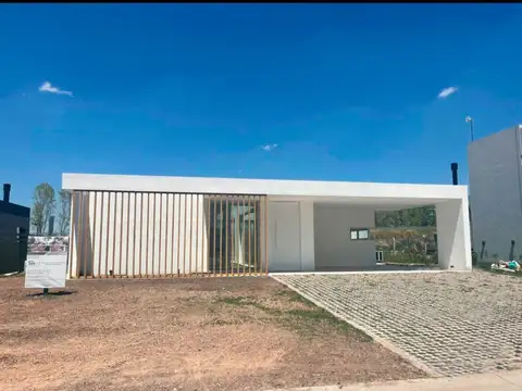 Casa 4 Ambientes En VENTA En Lares De Canning