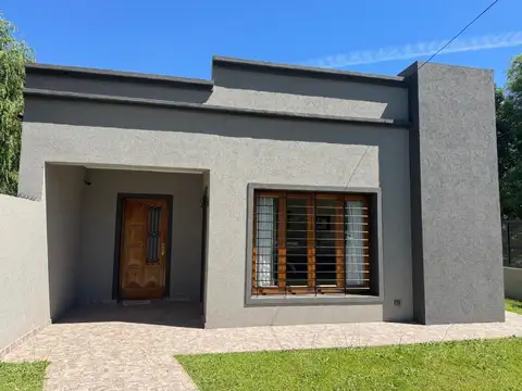 Casa en Venta con 2 cocheras