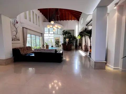 Gran casa barrio privado pueyrredon