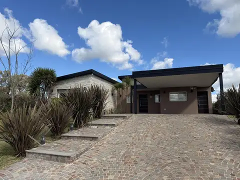 Casa 5 ambientes con 2 baños