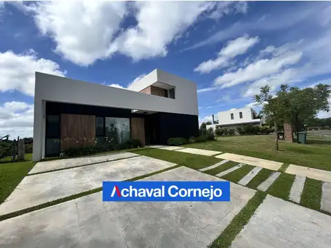 Casa en Alquiler con 4 cocheras