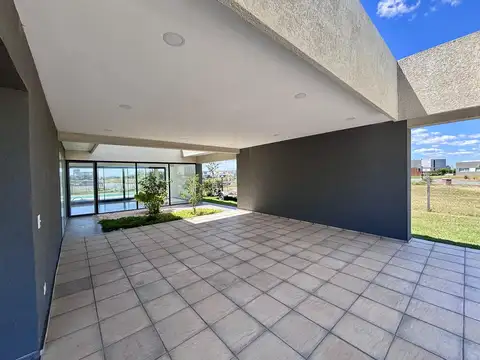 Casa 6 ambientes con 4 baños