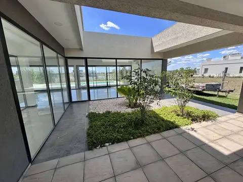 VENTA CASA SAN SEBASTIÁN ÁREA 7 - 6 AMBIENTES A LA LAGUNA