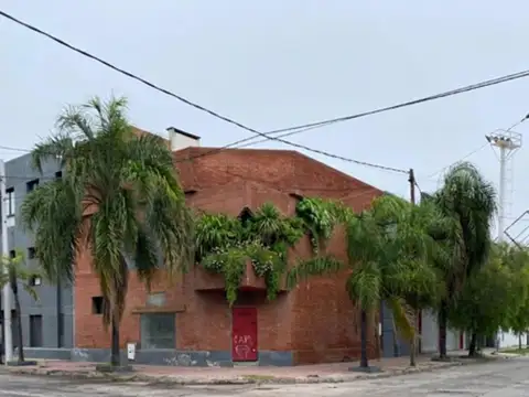 Venta de importante Hibrido Salon+Galpon+ Edificio