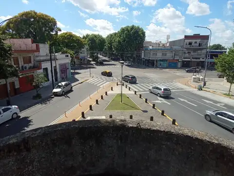 HERMOSA ESQUINA,  CASA+LOCAL, LOTE PROPIO SOBRE 3 CALLES. AV BRUIX Y AV. DIRECTORIO