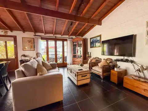 Casa 6 ambientes con 2 baños