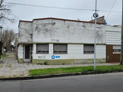 TERRENO con Casa 3 amb, garaje a reciclar. U$S 50.000 