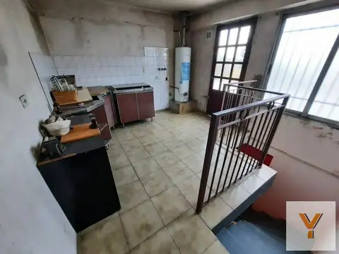 Casa en venta - 4 Dormitorios 3 Baños - Cochera - 410Mts2 - Lanús Oeste