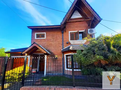 Casa en venta - 3 Dormitorios 2 Baños - Castelar