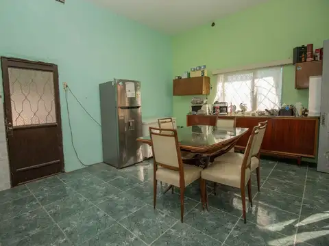Casa 8 ambientes con 2 baños