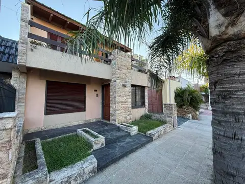 VENTA CASA 4 DORM. MAS GALPON. B° AYACUCHO