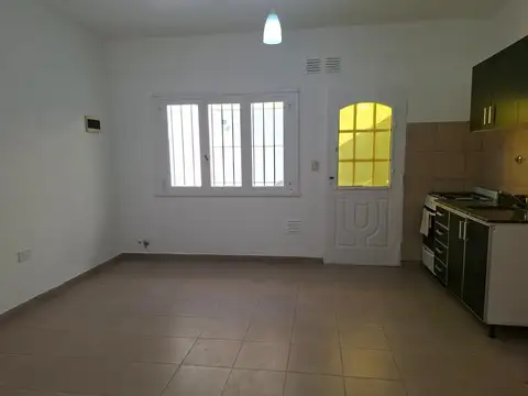 Depto Tipo Casa en Alquiler en Lanus Oeste, $ 650.000