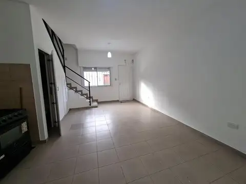 Depto Tipo Casa en Alquiler de 3 ambientes