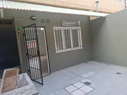 Depto Tipo Casa en Alquiler en Lanus Oeste, $ 650.000