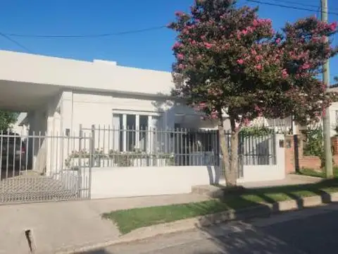 Casa en venta - 3 Dormitorios 2 Baños - Río Ceballos