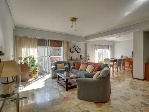 Departamento en dos pisos en Monte Castro venta