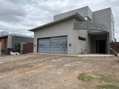 CASA EN VENTA DE 4 DOR. EN B° PRIVADO CINCO SOLES