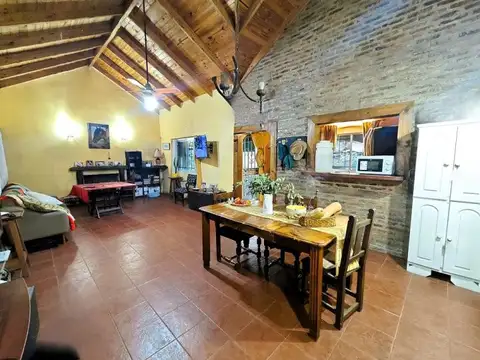 Casa 4 ambientes con 2 baños