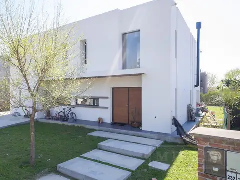 Casa en venta sobre lote interno. La Comarca, Bancalari