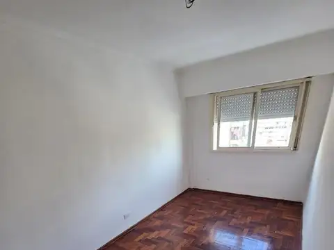 Dpto. dos dormitorios. Amplio, con lavadero y balcón.