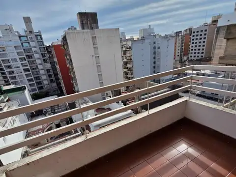 Dpto. dos dormitorios. Amplio, con lavadero y balcón.