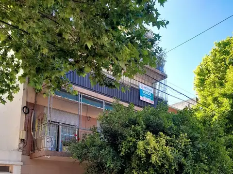 Departamento 4 ambientes con dependencia en Liniers.