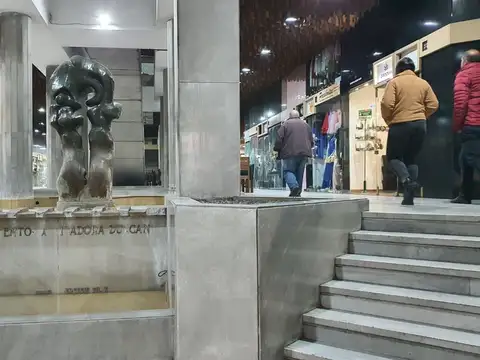 Alquiler en local en el centro sobre 18 en Galería