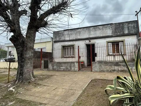 En Venta casa en Morón a refaccionar.