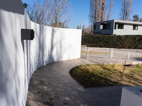 Gobernador Ortiz 100