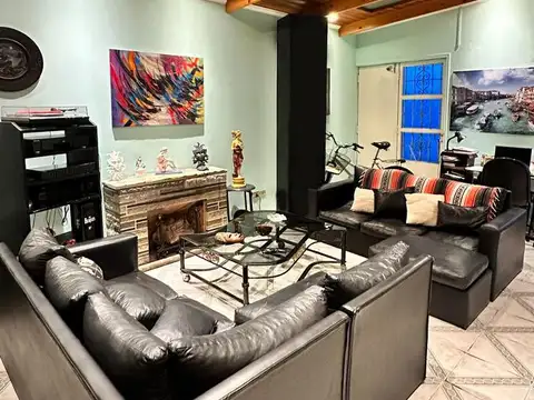 Casa en venta de 4 ambientes con patio y cochera cubierta - Villa Dominico