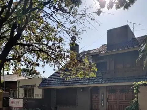 Chalet muy lindo con cuatro dormitorios. Muy buena ubicación