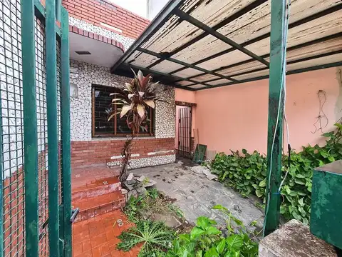 Casa 5 ambientes con parque y entrada para autos