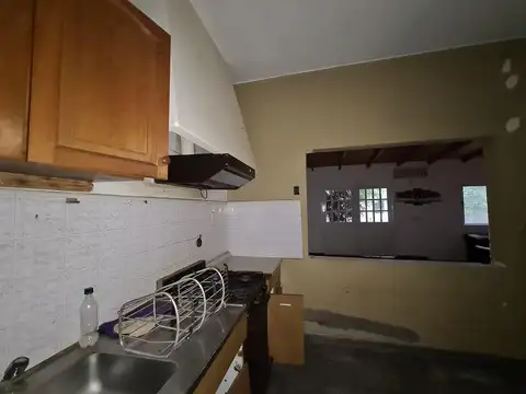 Casa 5 ambientes con parque y entrada para autos