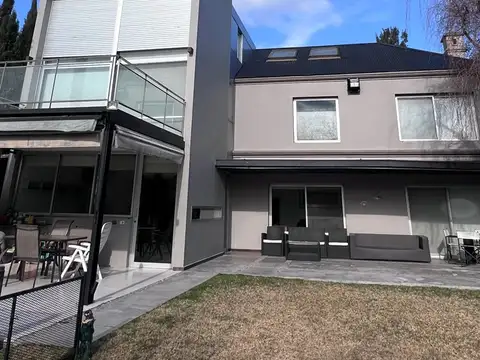 Casa en Venta con 3 cocheras