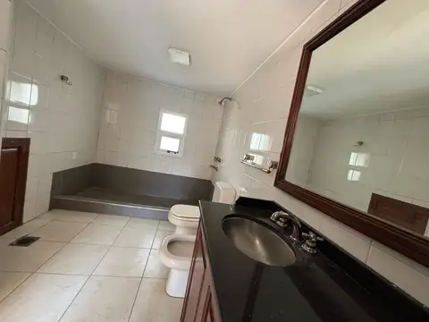 Casa 6 ambientes con 3 baños