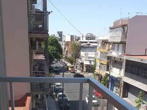 Semipiso 2 amb. con balcón al frente. A estrenar. Cocina integrada. Luminoso Excelente ubicacion