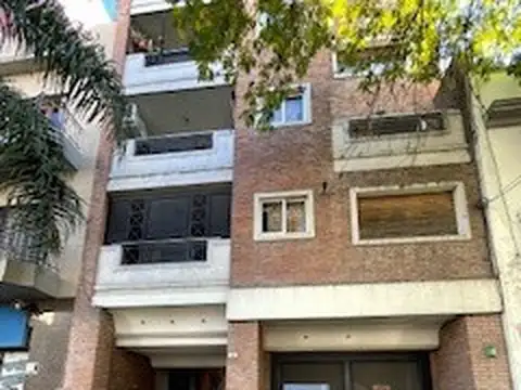 3 AMBIENTES SEMIPISO AL FTE CON BALCON Y PATIO AL CTFTE POSIB. DE COMPRA COCHERA FIJA CUBCATEG 2 BAÑOS CALDERA INDIV EXCEL UBICACION